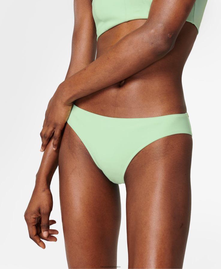 mujer braguita de bikini península xtra life Sweaty Betty 8VNTL626 verde junto a la piscina ropa